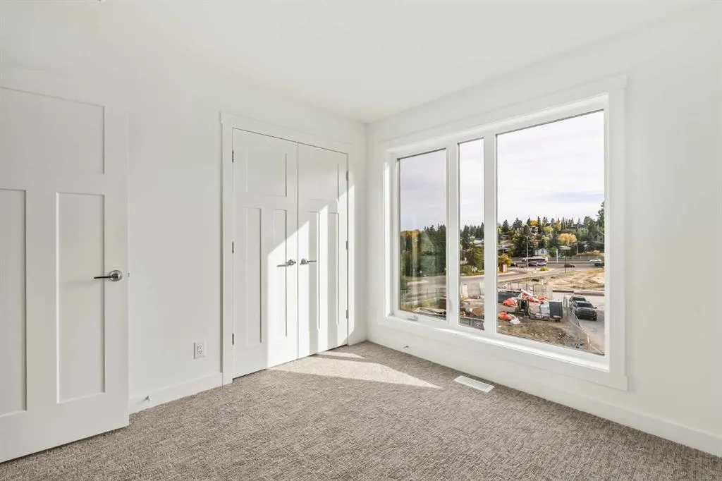 2509 Sovereign Crescent SW