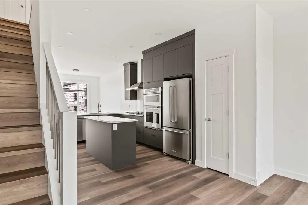 2509 Sovereign Crescent SW