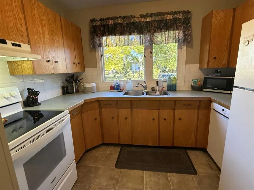 816 James Crescent