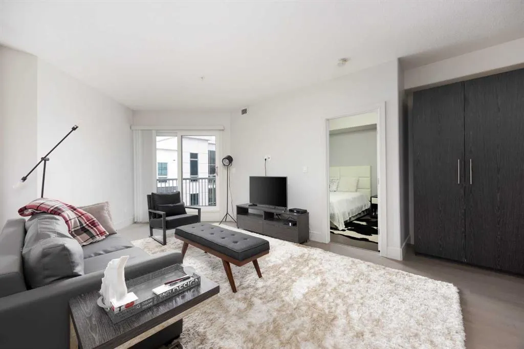 10218 King Street, #406
