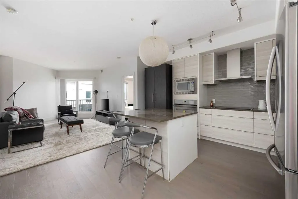 10218 King Street, #406
