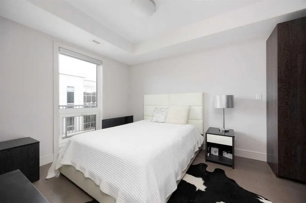 10218 King Street, #406