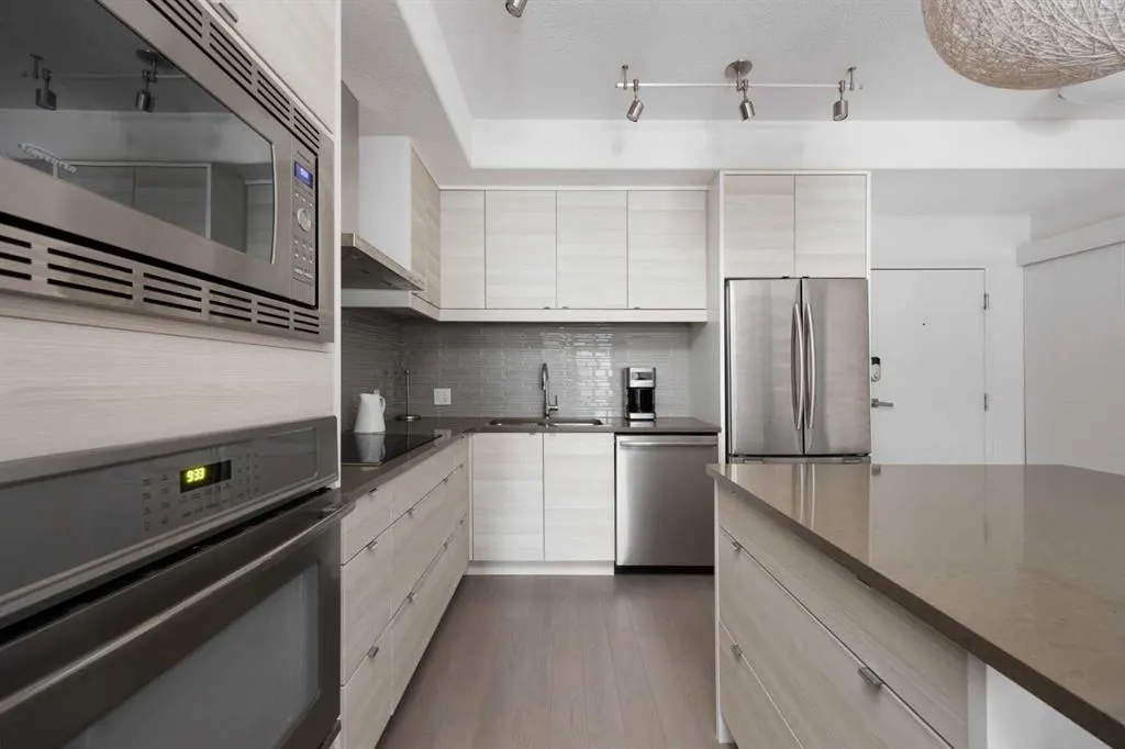 10218 King Street, #406