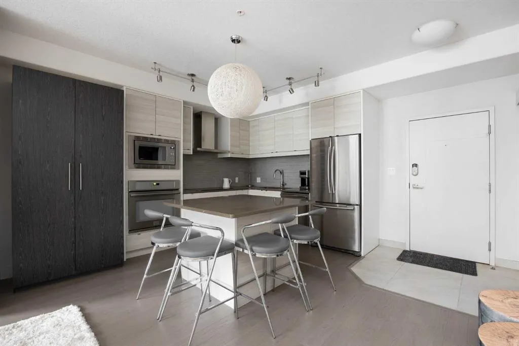 10218 King Street, #406