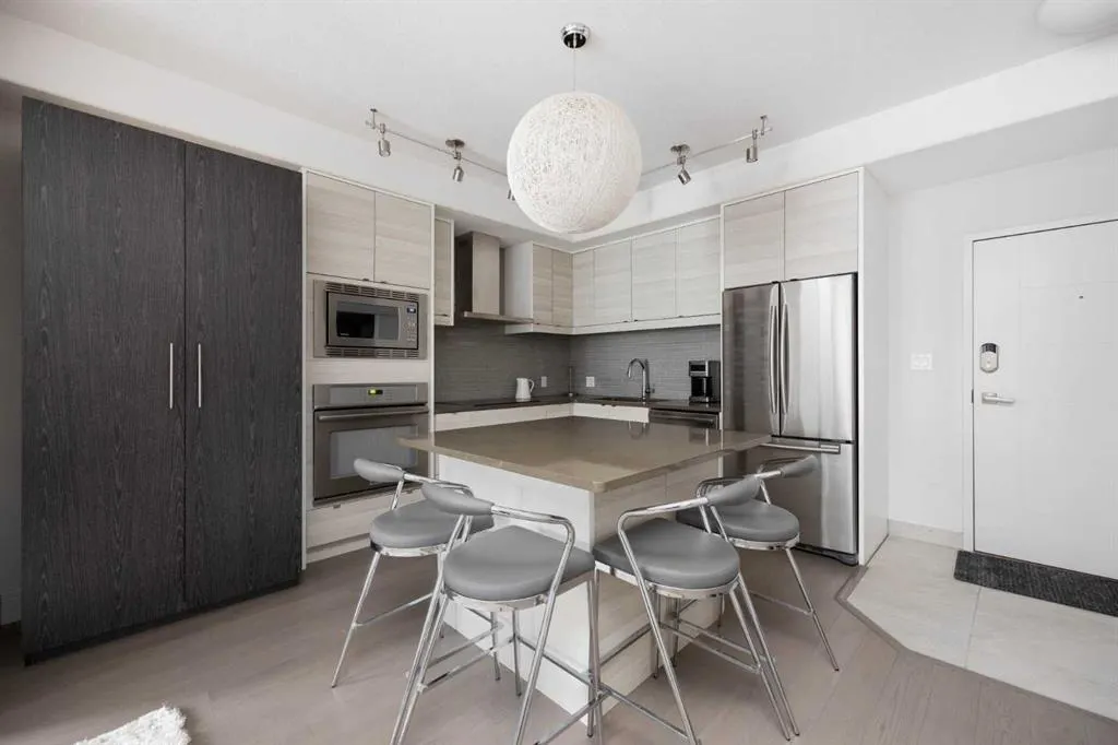10218 King Street, #406