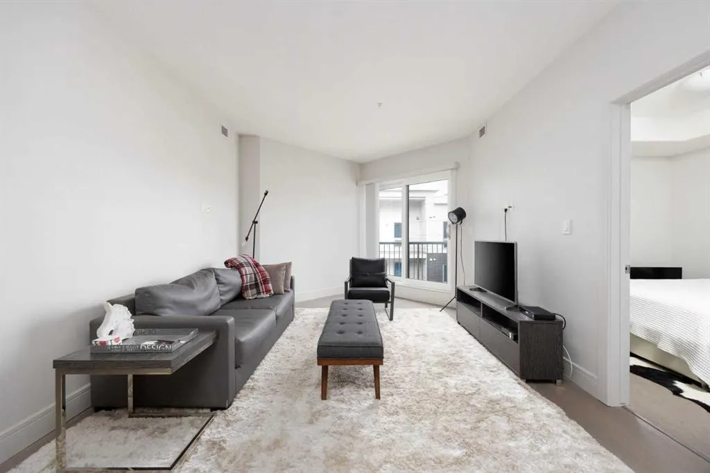 10218 King Street, #406