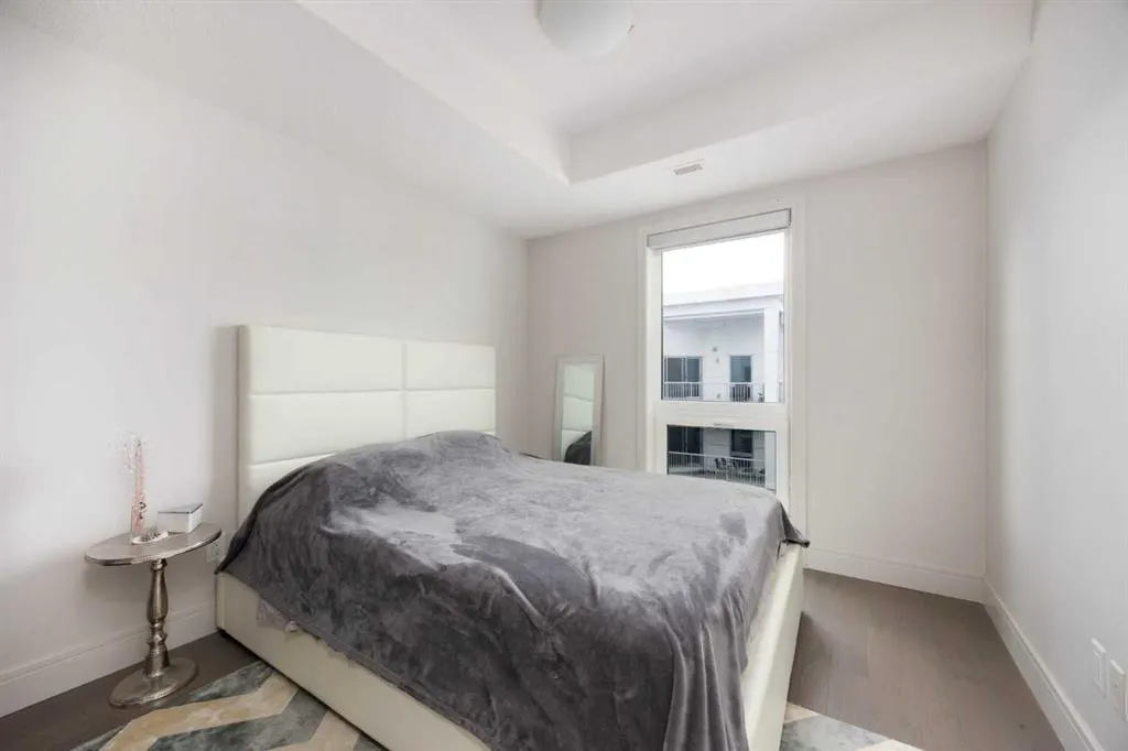 10218 King Street, #406