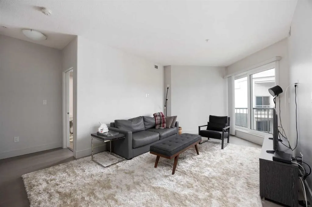 10218 King Street, #406