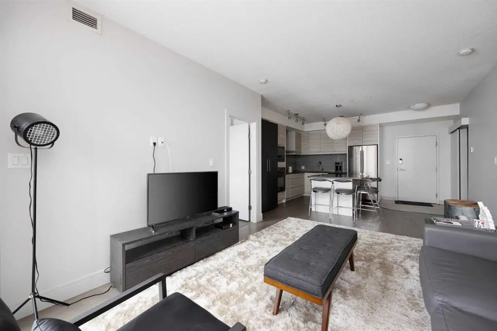 10218 King Street, #406