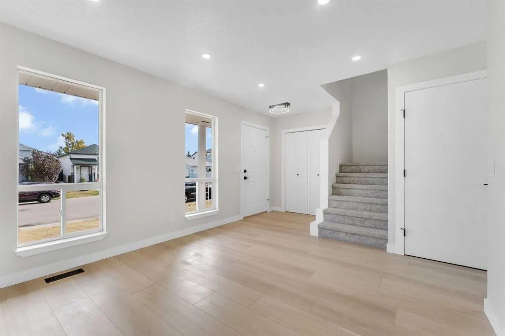 25 San Diego Way NE