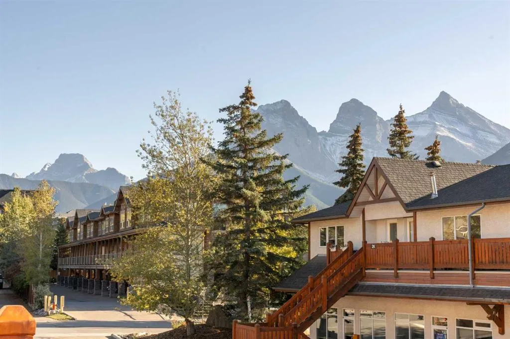 112 Kananaskis Way, #205