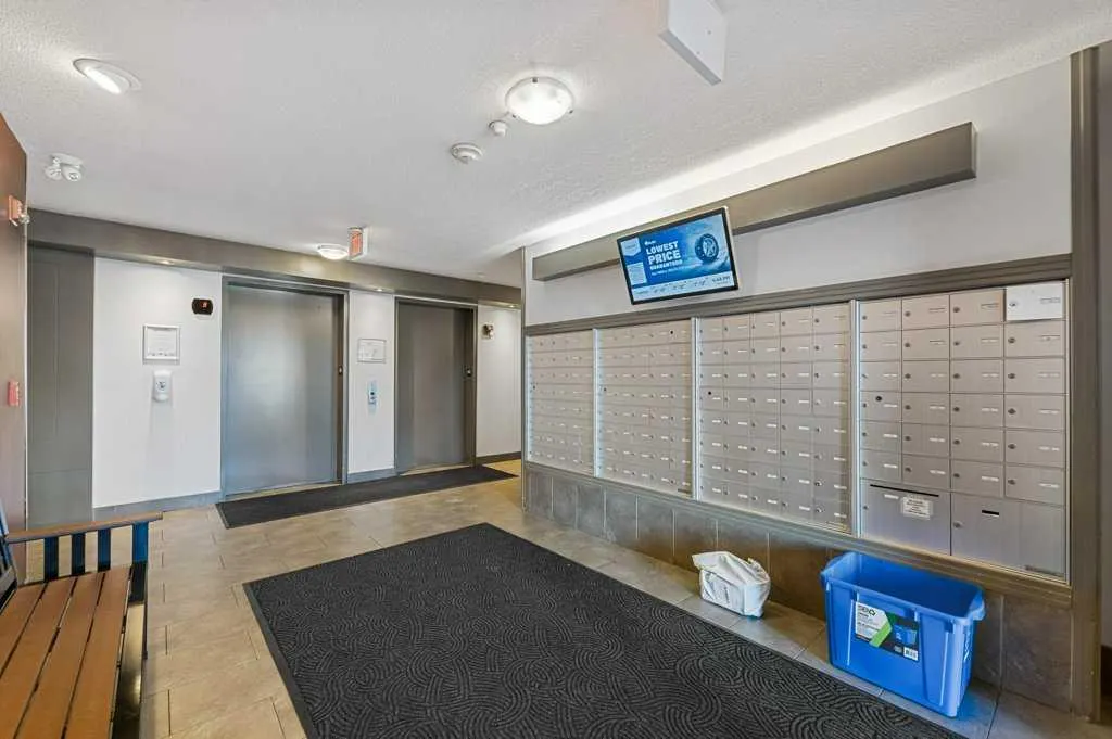 60 Royal Oak Plaza NW, #240