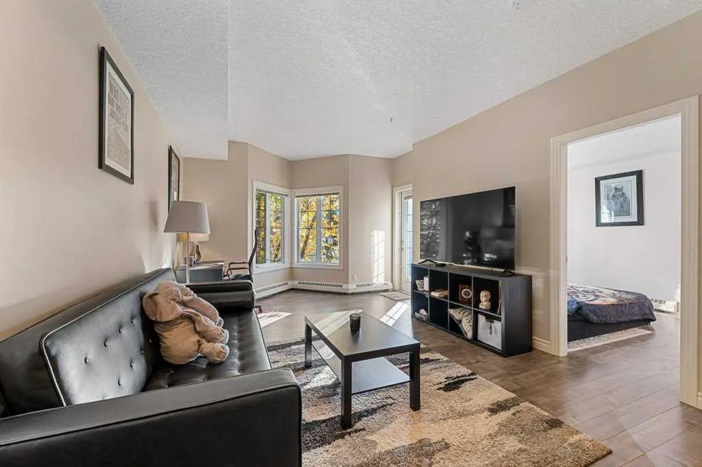 60 Royal Oak Plaza NW, #240