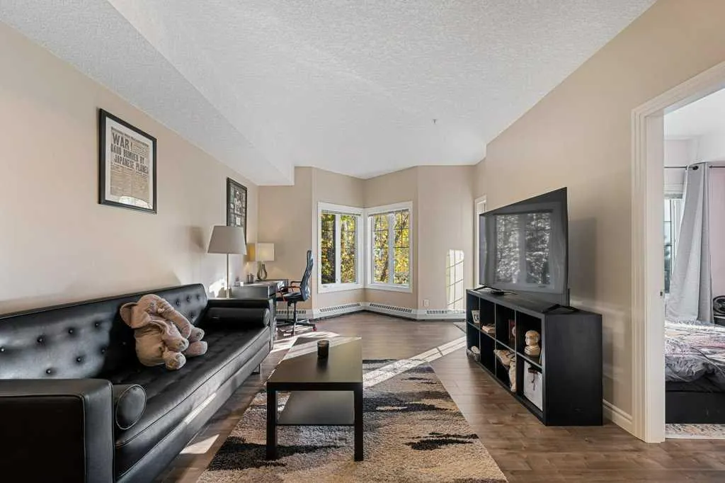 60 Royal Oak Plaza NW, #240