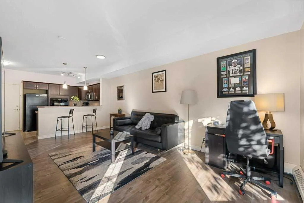 60 Royal Oak Plaza NW, #240