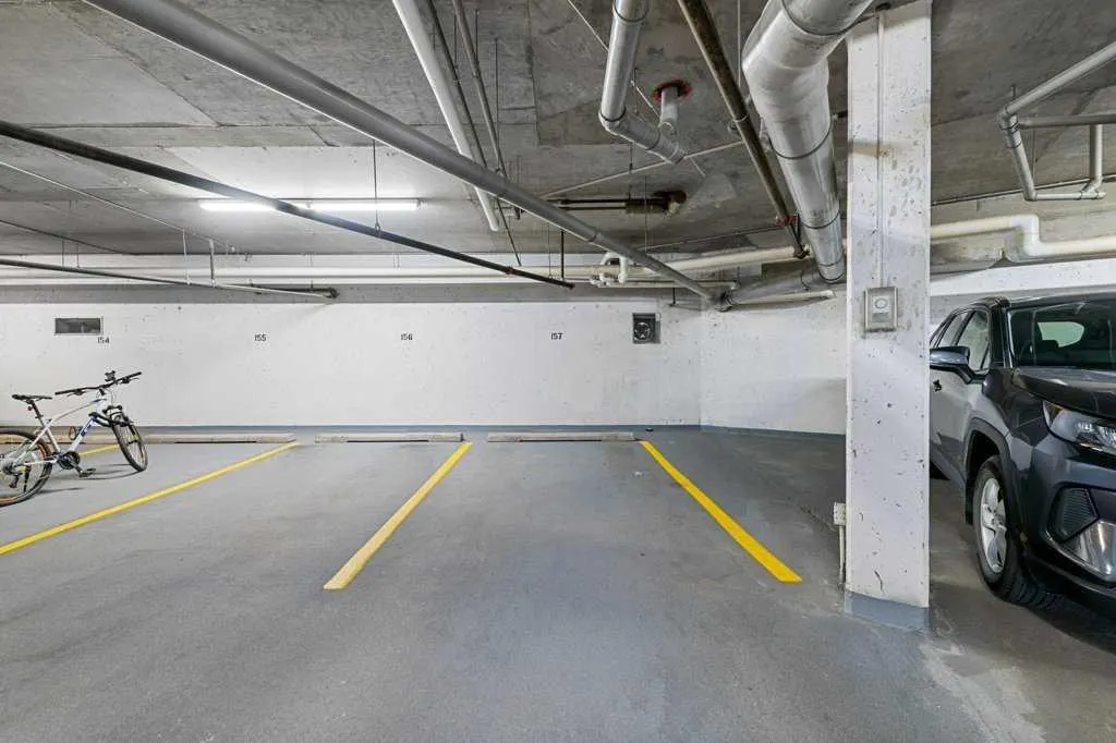 60 Royal Oak Plaza NW, #240
