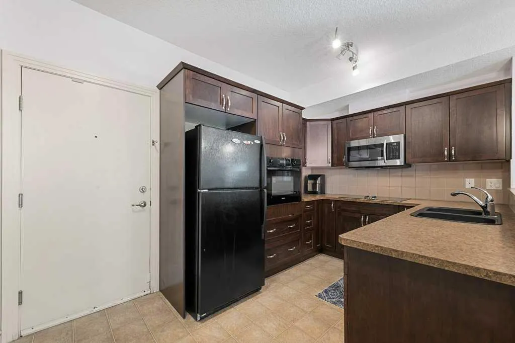60 Royal Oak Plaza NW, #240