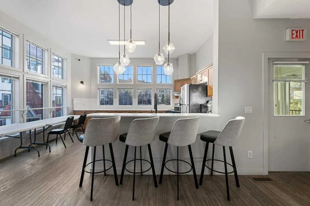 60 Royal Oak Plaza NW, #240