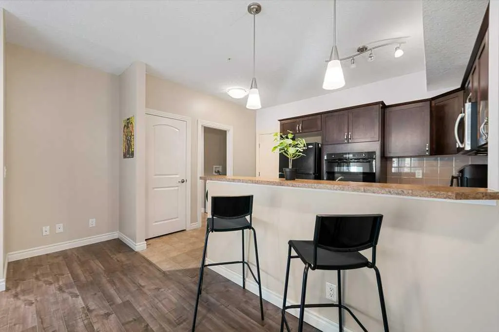 60 Royal Oak Plaza NW, #240