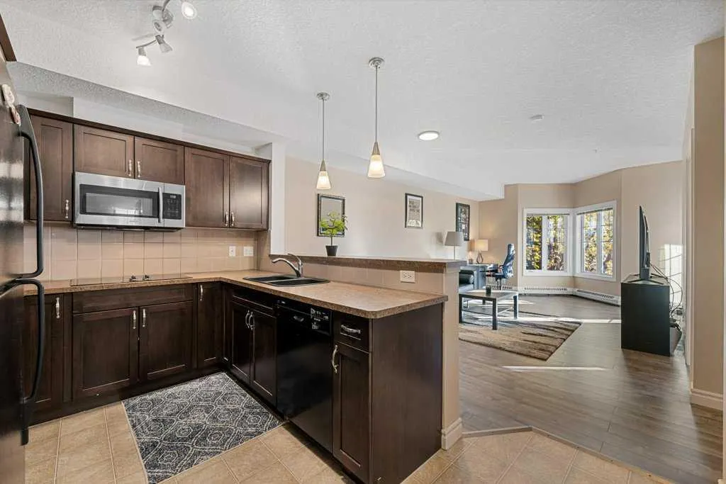 60 Royal Oak Plaza NW, #240