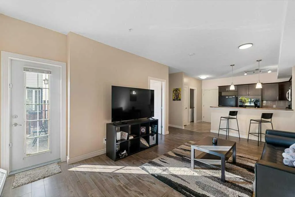 60 Royal Oak Plaza NW, #240