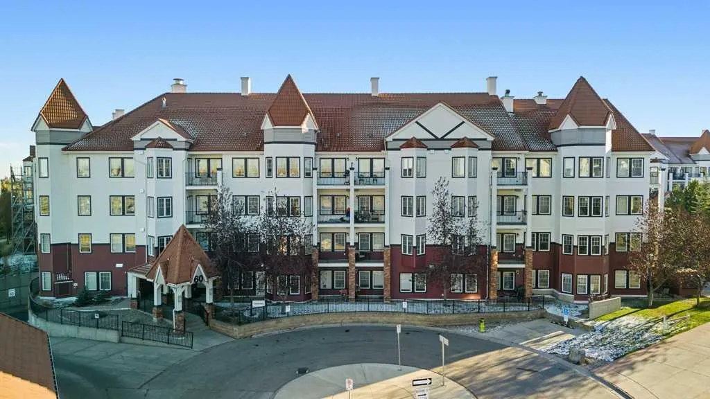 60 Royal Oak Plaza NW, #240