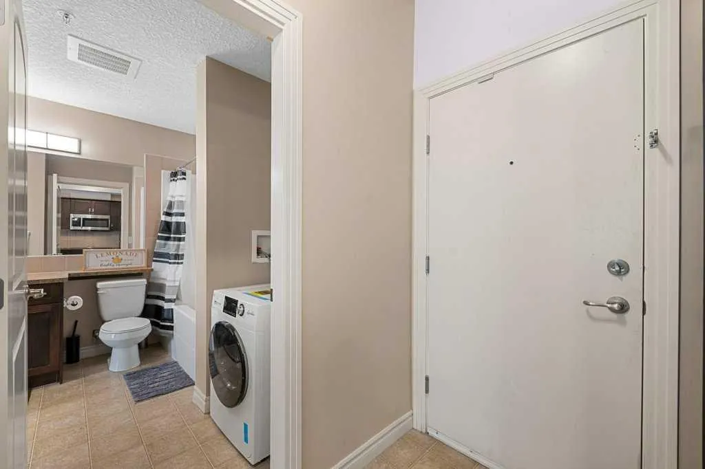 60 Royal Oak Plaza NW, #240