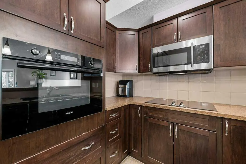 60 Royal Oak Plaza NW, #240