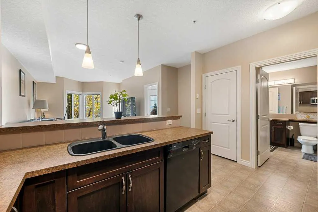 60 Royal Oak Plaza NW, #240