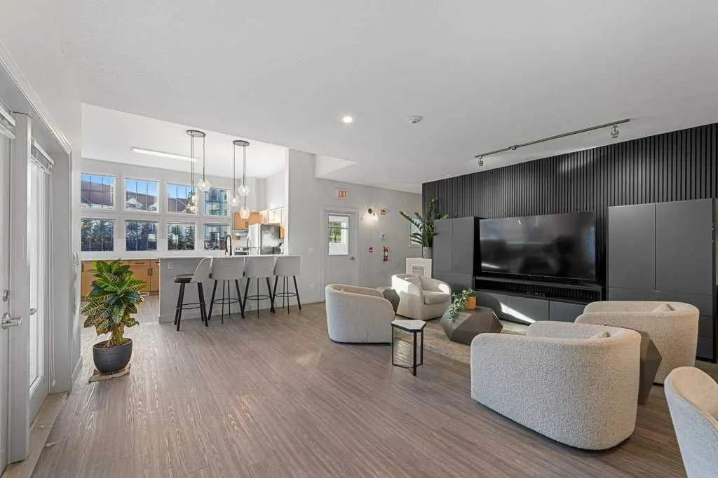 60 Royal Oak Plaza NW, #240