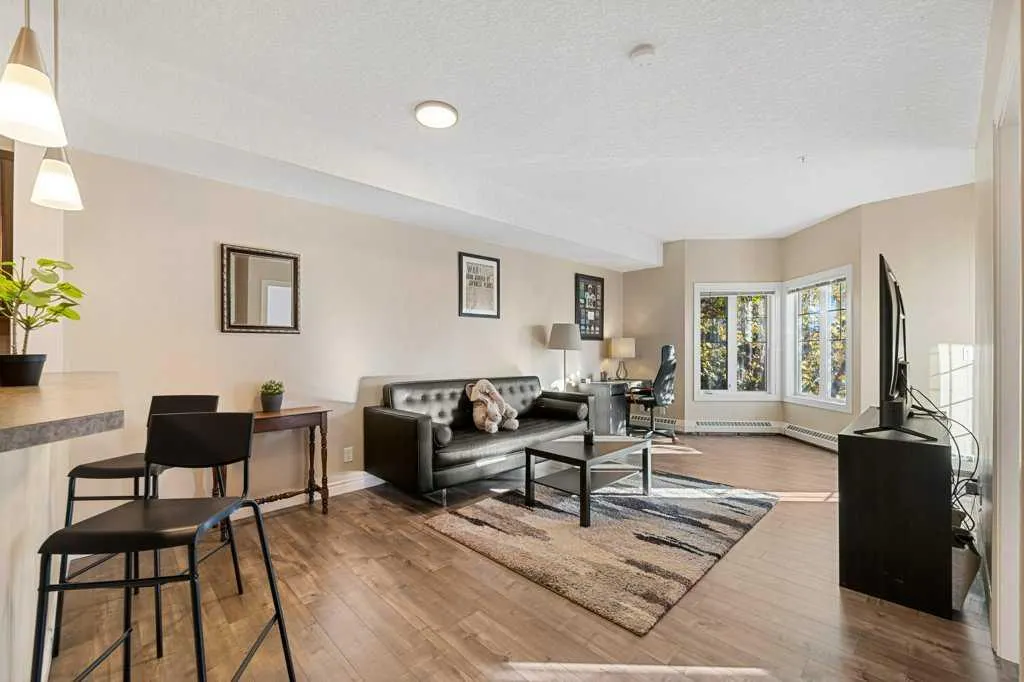 60 Royal Oak Plaza NW, #240