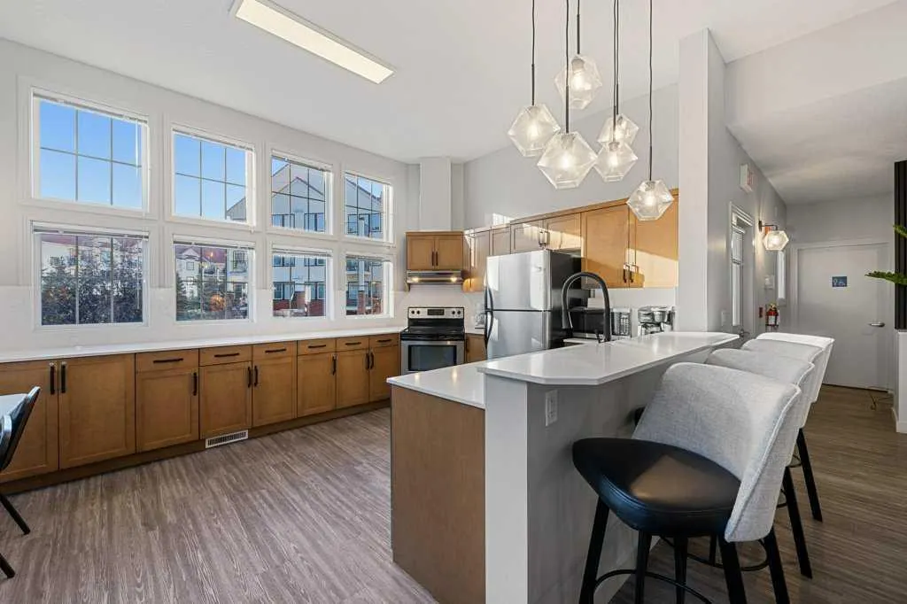 60 Royal Oak Plaza NW, #240