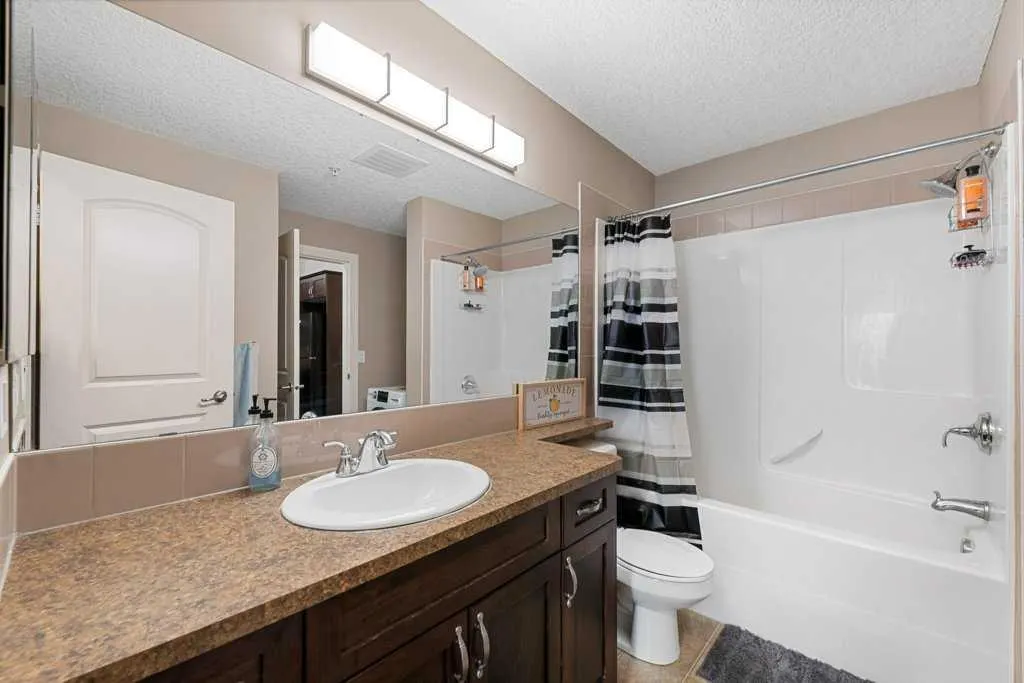 60 Royal Oak Plaza NW, #240