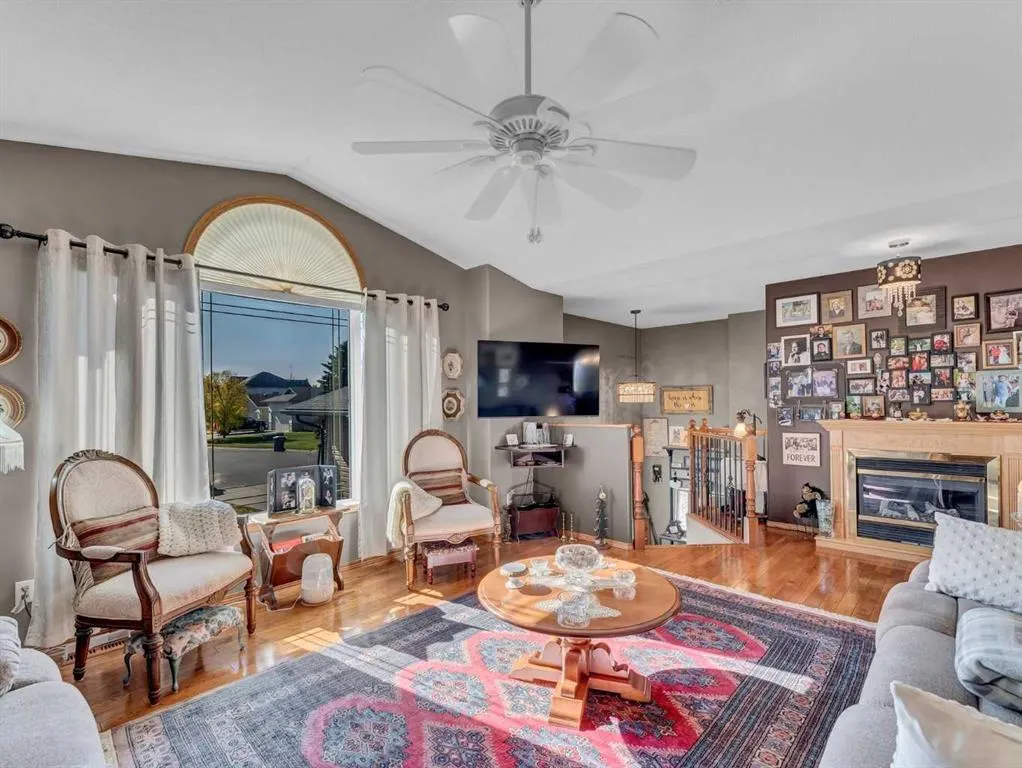 833 1 Street Close W