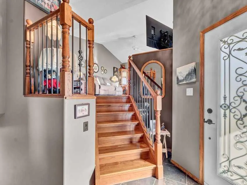 833 1 Street Close W