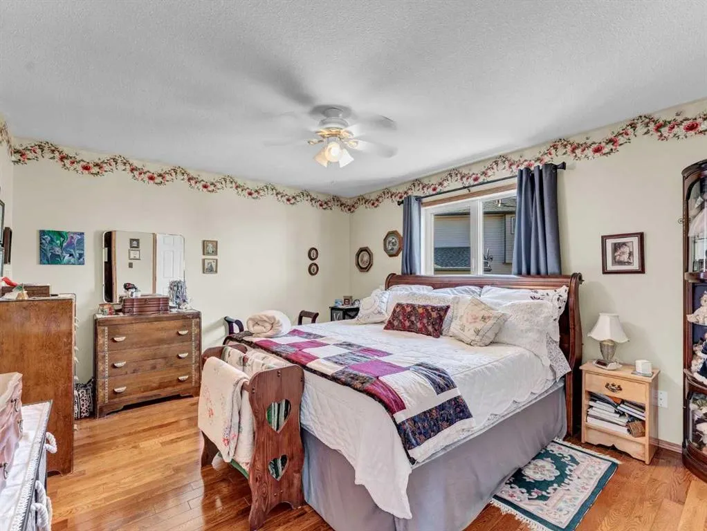 833 1 Street Close W