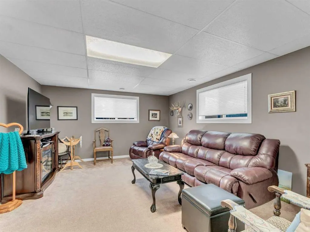 833 1 Street Close W