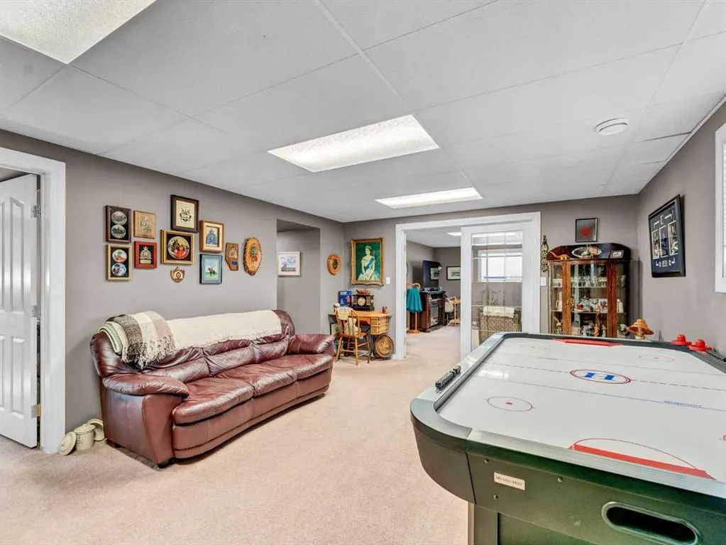 833 1 Street Close W
