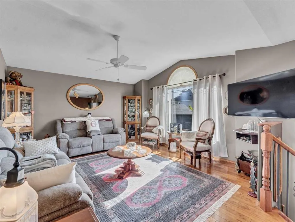 833 1 Street Close W