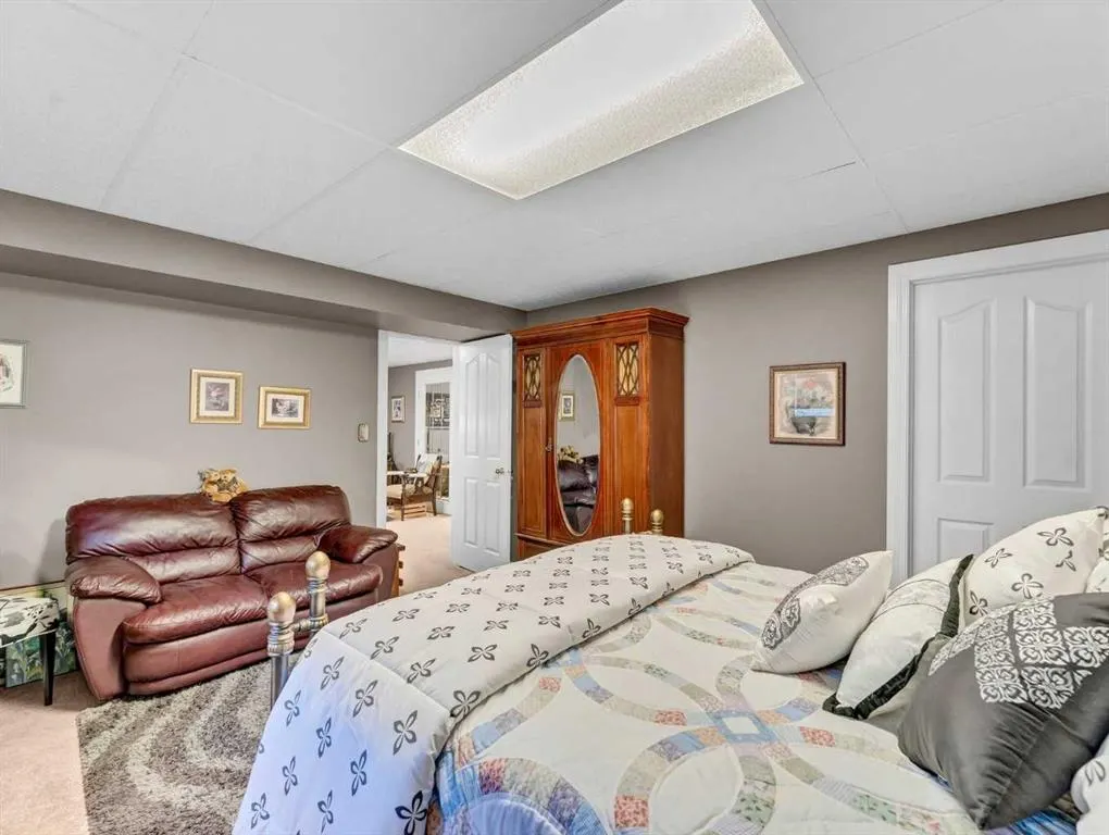 833 1 Street Close W
