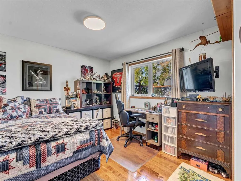 833 1 Street Close W