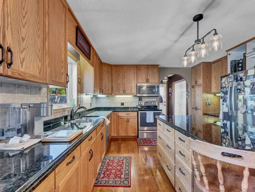 833 1 Street Close W