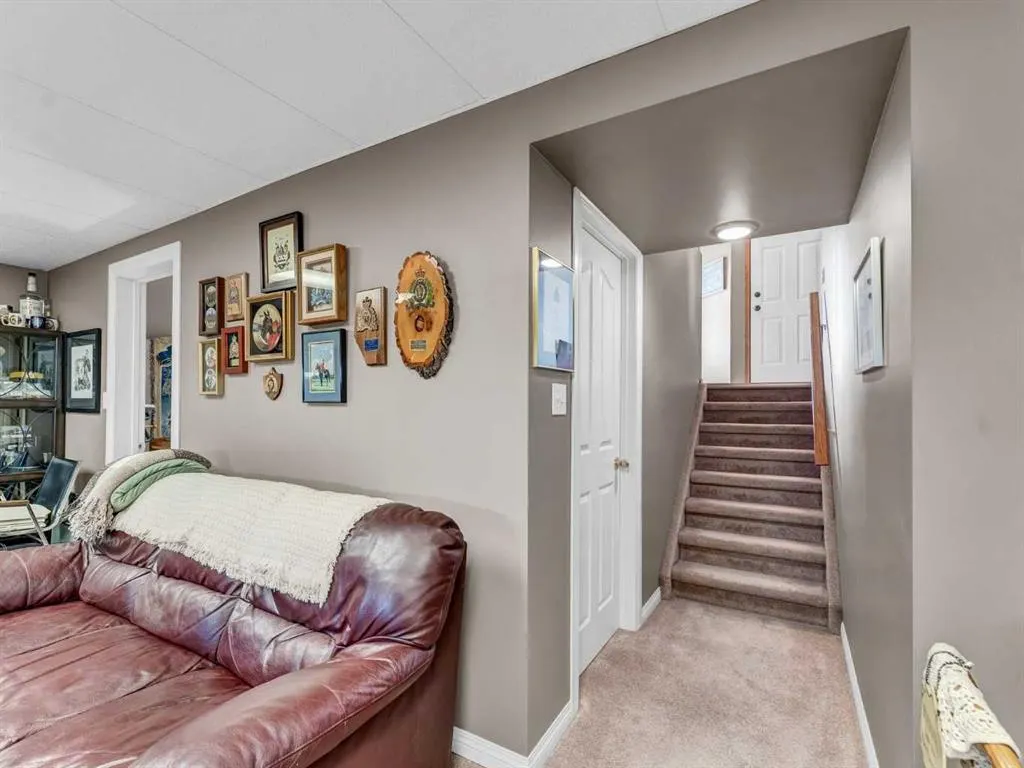 833 1 Street Close W