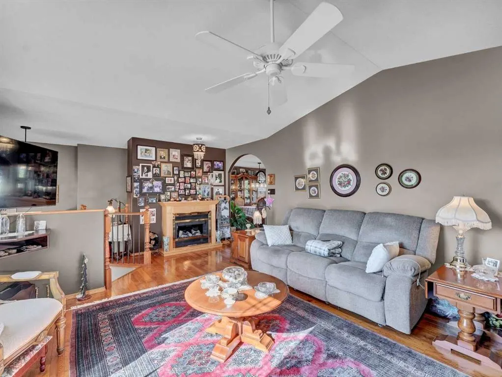 833 1 Street Close W