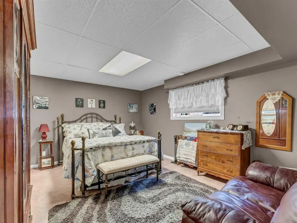 833 1 Street Close W