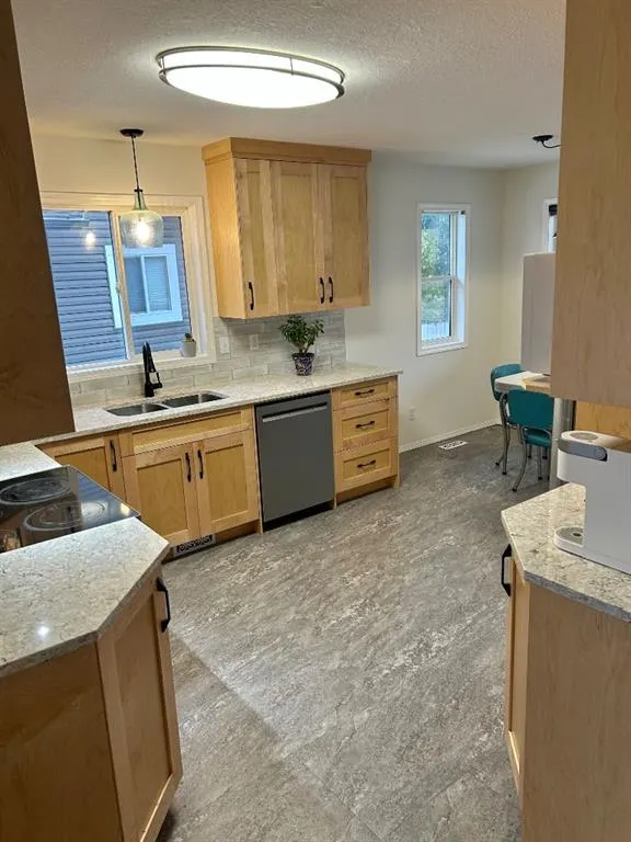 192 Mt Rundle Road W