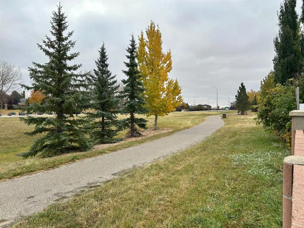 192 Mt Rundle Road W