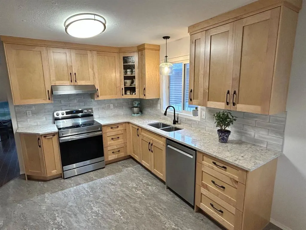 192 Mt Rundle Road W