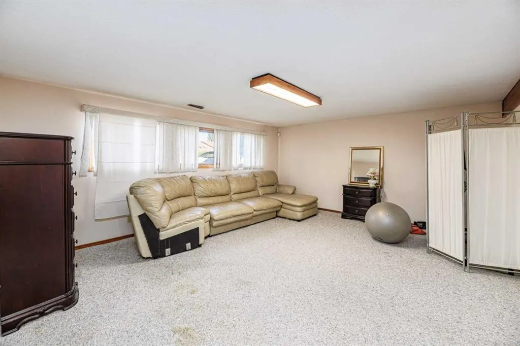 32 Huget Crescent