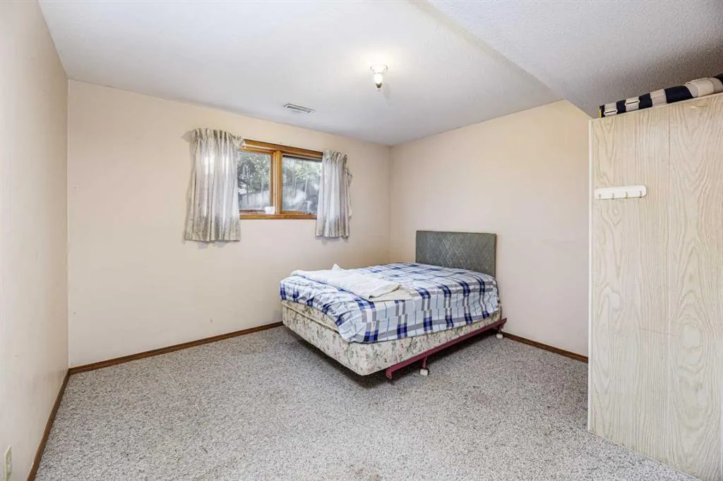 32 Huget Crescent
